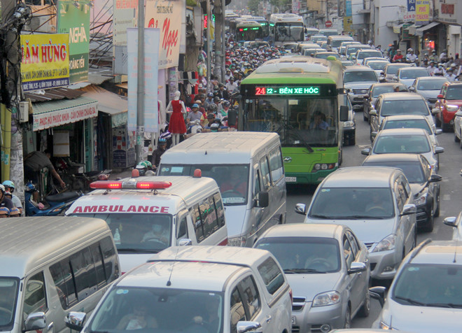 Người dân đi nghỉ Tết, đường phố Sài Gòn và Hà Nội kẹt cứng